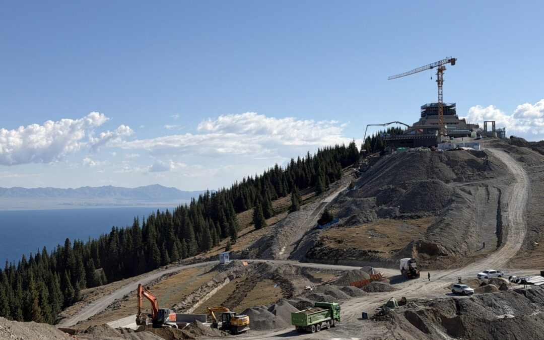8er-Gondelbahn Jinding–Alimali vor Fertigstellung