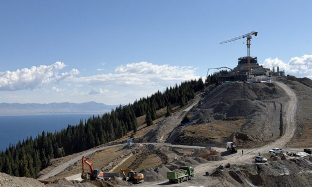 8er-Gondelbahn Jinding–Alimali vor Fertigstellung