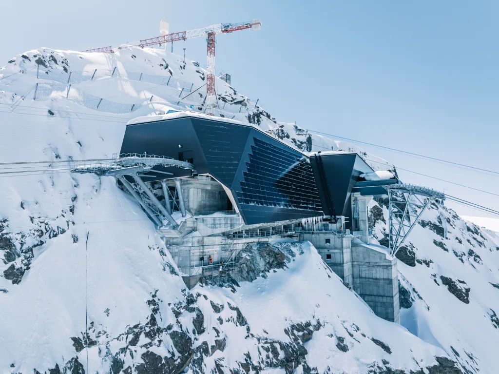 280524_matterhorn-glacier-paradise-pv-fassade