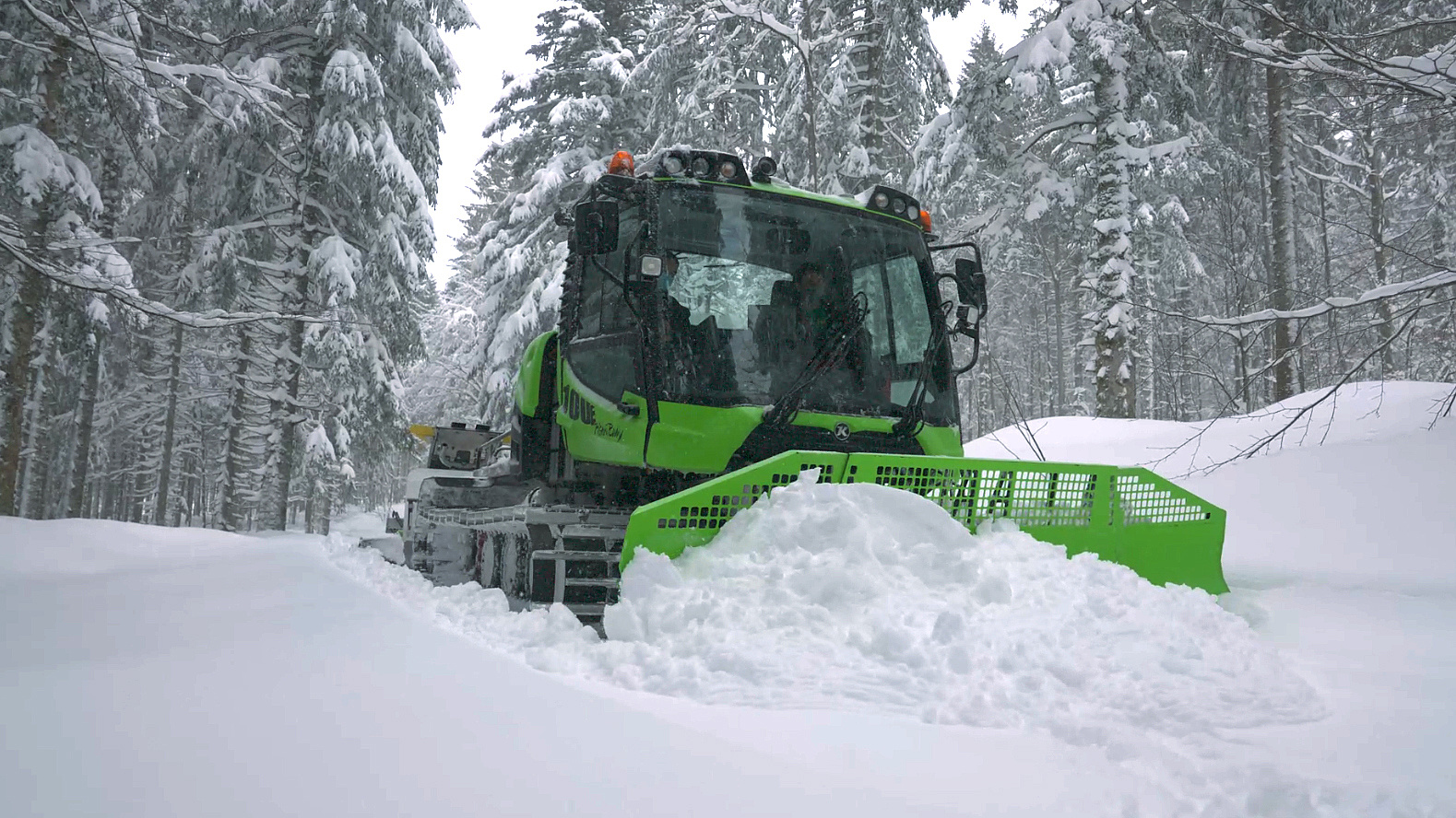 Pistenbully 100 E: eine Saison im Praxistest