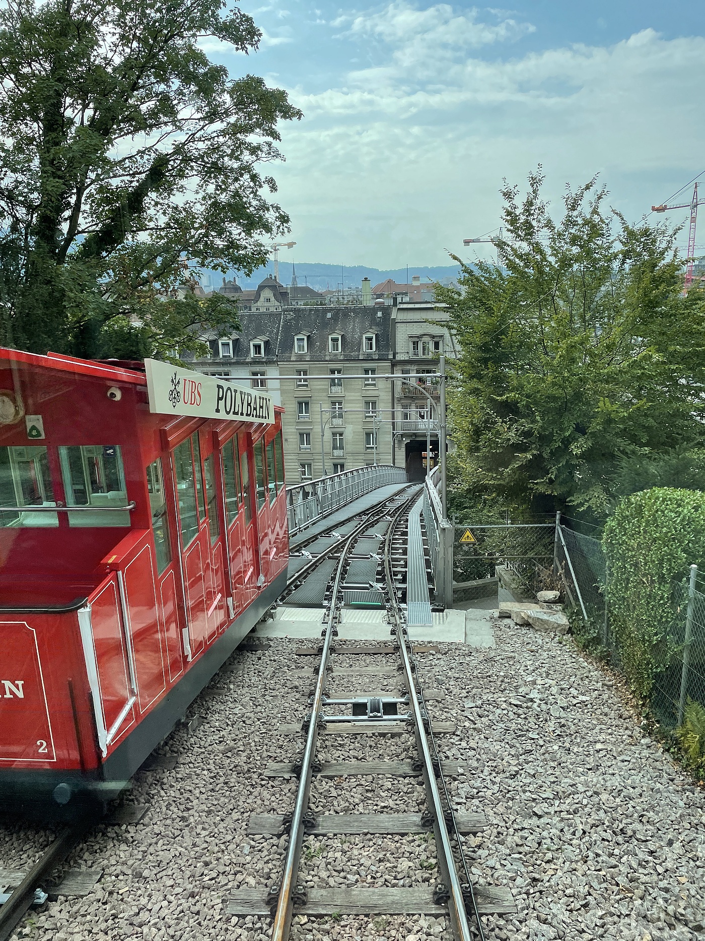 Züricher Polybahn nach Runderneuerung wieder in Betrieb
