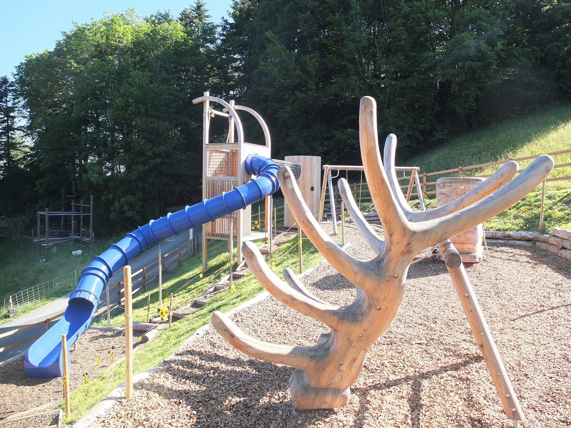 Ein neuer Erlebnisspielplatz auf Wasserfallen