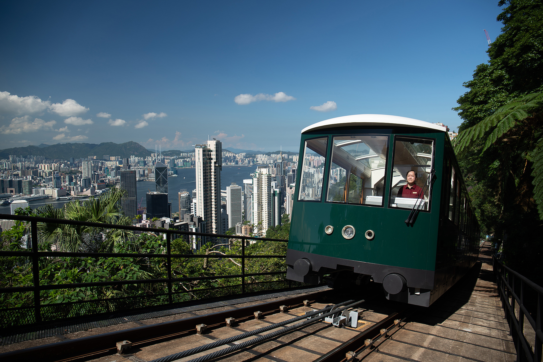 Traditionelle Standseilbahn in Hongkong rundum erneuert