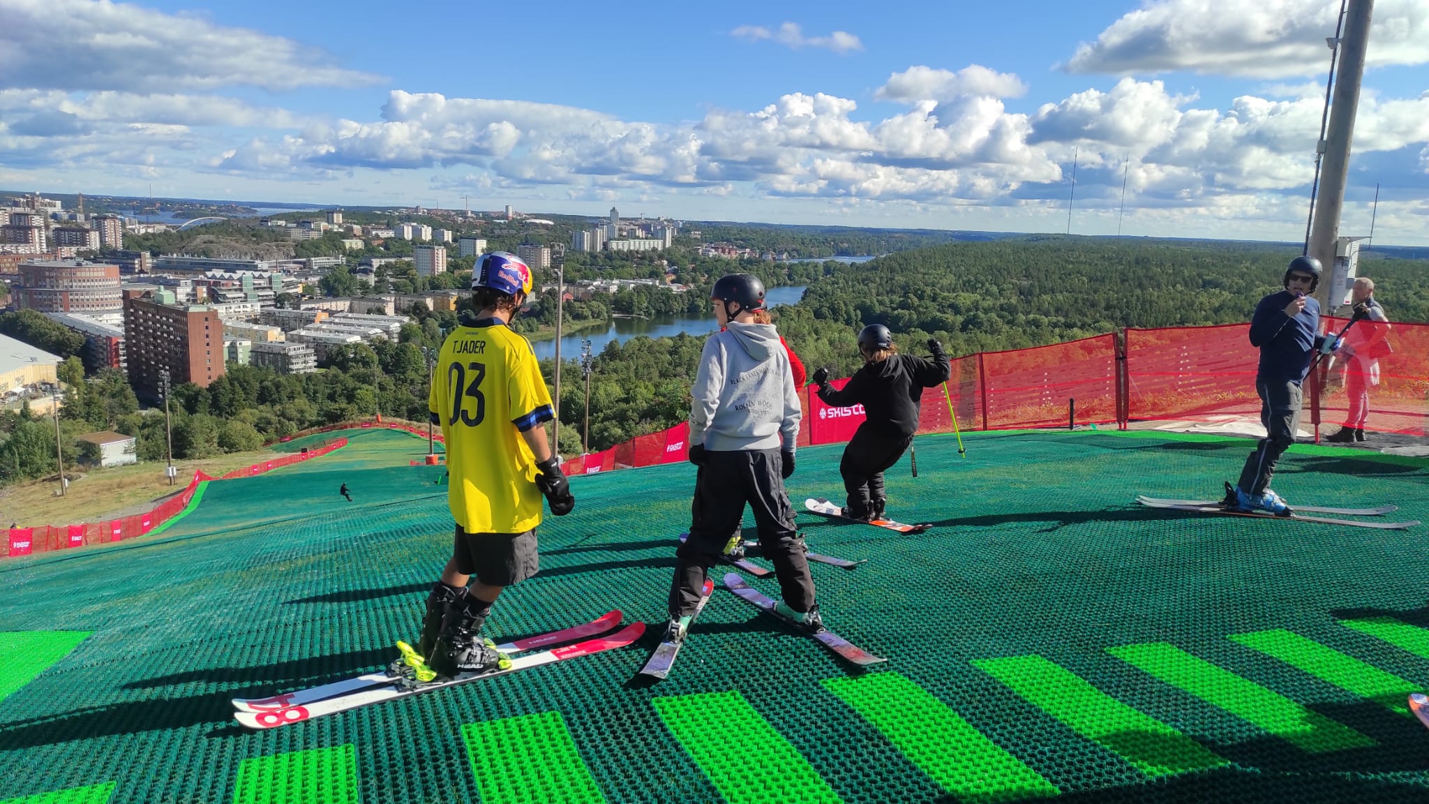 Neue nachhaltige Kunststoff-Skipiste in Stockholm