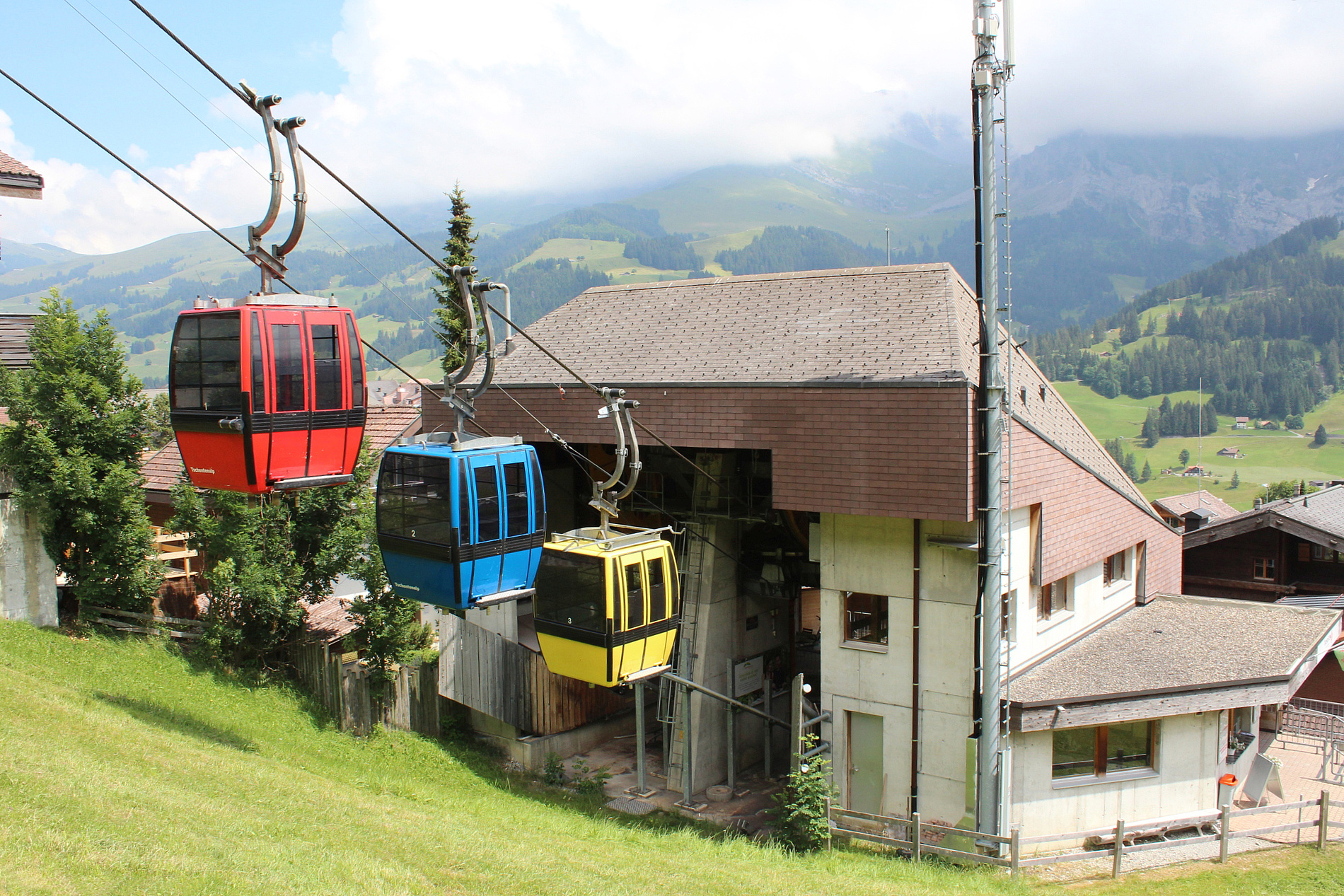 Gruppenumlaufbahn mit kompakter Talstation