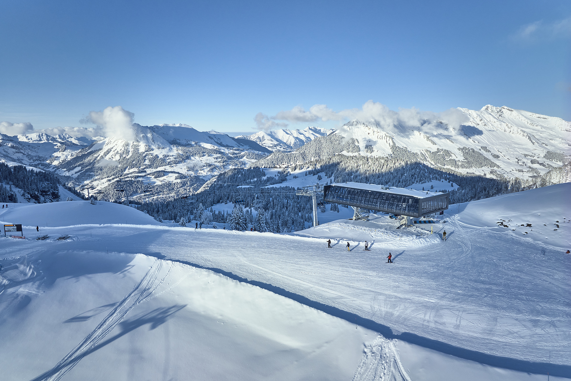 Leistungsstarke 8er-Sesselbahn im Schweizer Skigebiet Villars-Gryon-Diablerets