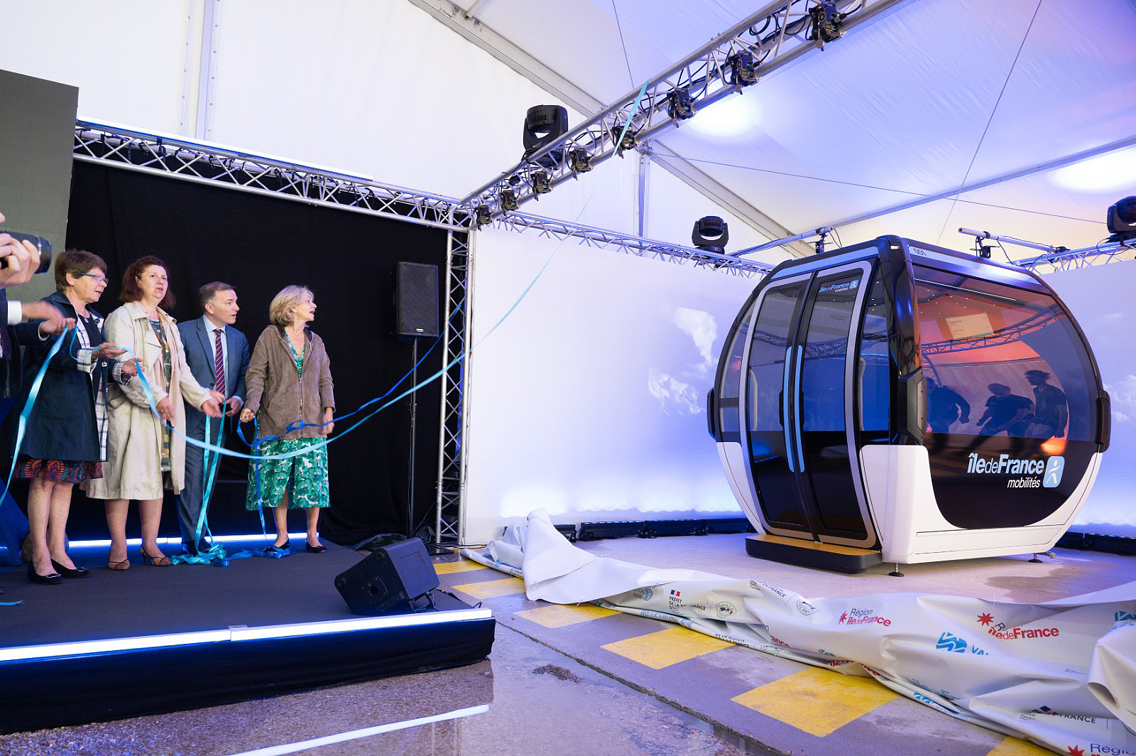 Kabine von neuer urbaner Seilbahn im Großraum Paris präsentiert