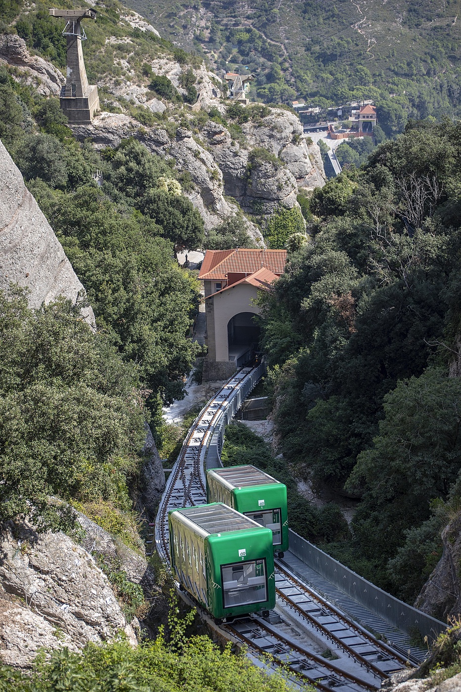 Modernisierte Standseilbahn beim Wallfahrtszentrum Montserrat